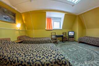 Гостевой дом Сказка Иркутск Односпальная кровать в трехместном общем номере-1